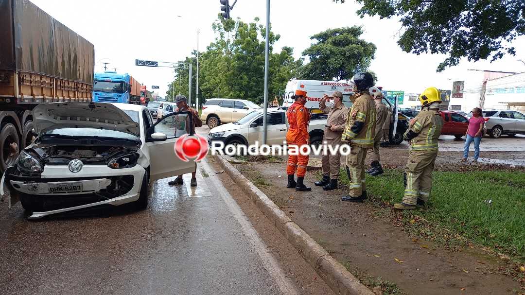 ASSISTA: Grave acidente entre carros na Jorge Teixeira