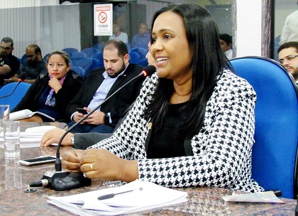 JORGE ANDRADE: Joelna Holder leva prefeito Hildon Chaves em visita a escola de música