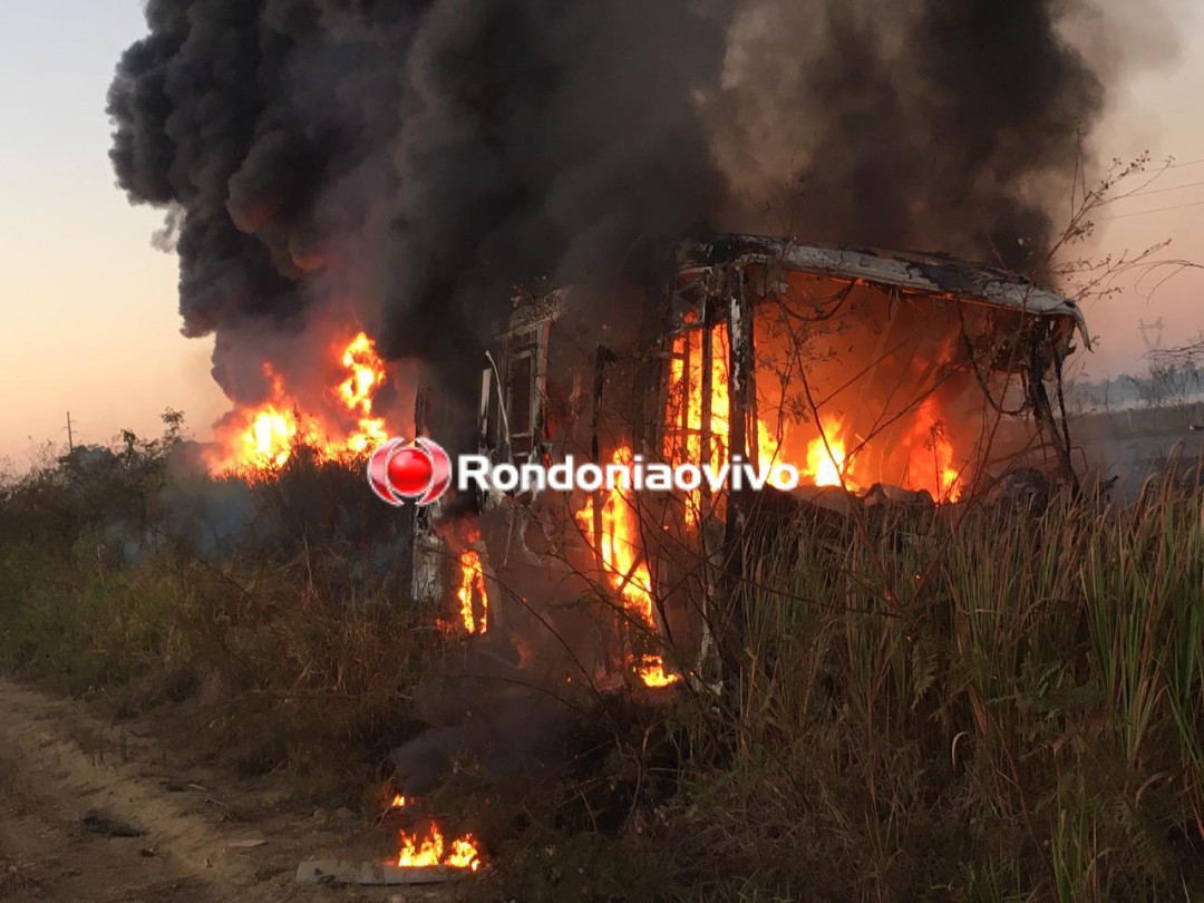 BATIDA: Ônibus pega fogo após colisão com carreta tanque e deixa mortos e feridos