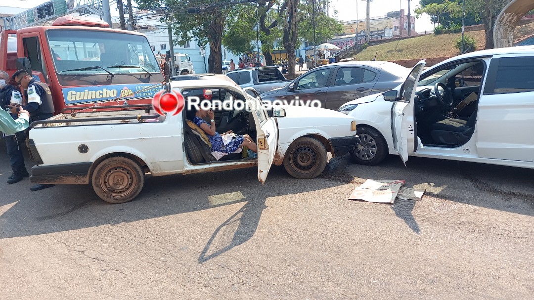 VÍDEO: Idosa é jogada para fora de carro em acidente envolvendo três veículos