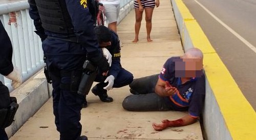 Homem corta os pulsos e tenta se jogar de ponte sobre rio Madeira