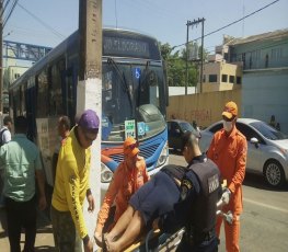 Passageira é hospitalizada após sofrer queda em ônibus