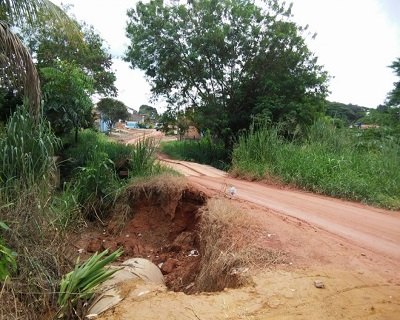 Grande erosão ameaça consumir parte de rua