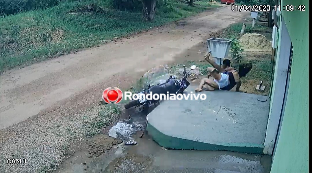 VÍDEO: Casal sem capacetes sofre grave acidente na zona Leste 