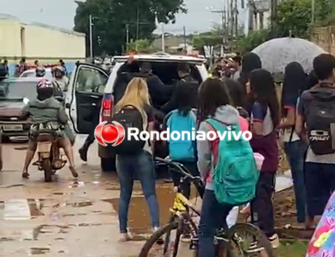 PRESOS: Criminosos são flagrados armados na frente de escola na zona Leste