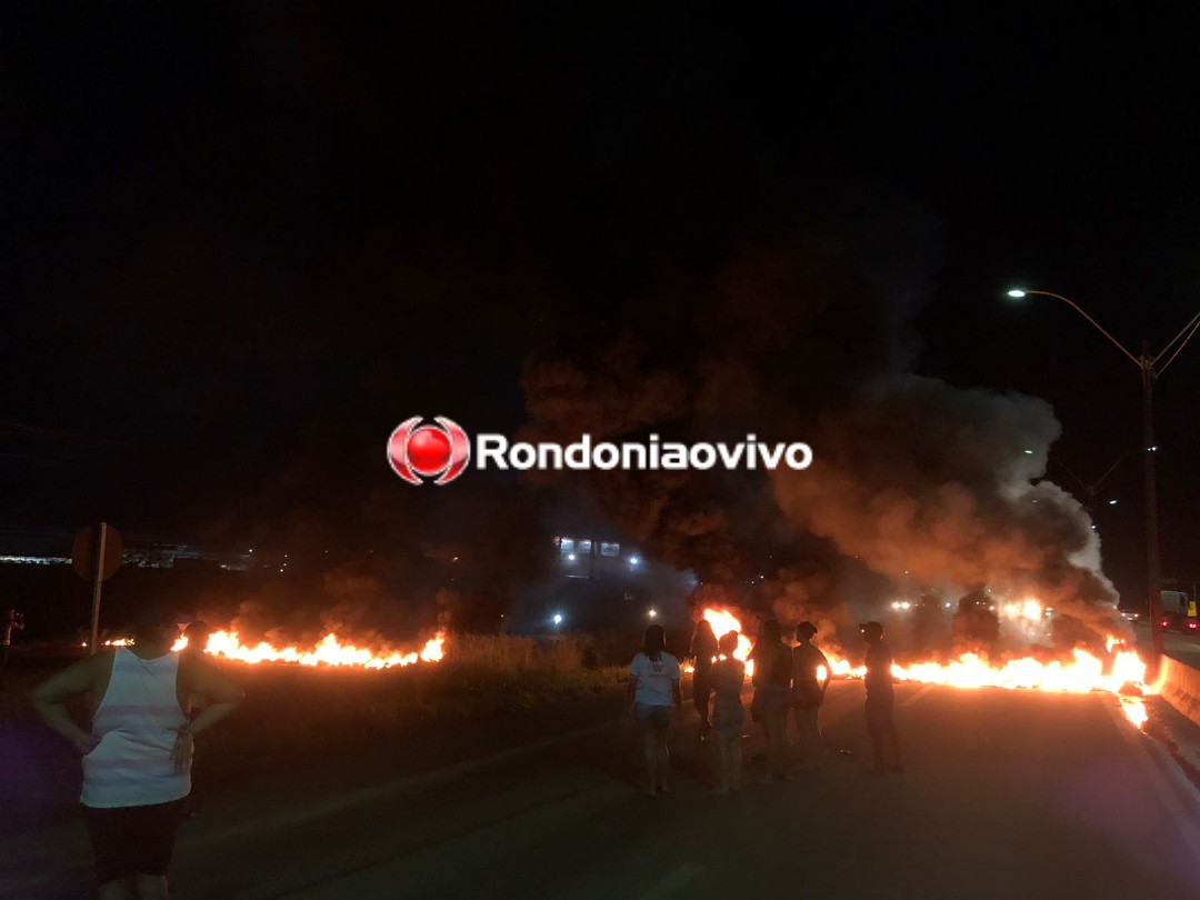 URGENTE: Manifestantes fecham BR-364 e tocam fogo em pneus 