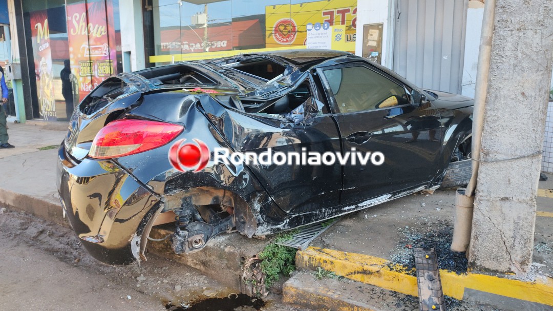 CARRO DE LUXO: Veloster desgovernado atinge agência do Banco do Brasil e fica destruído