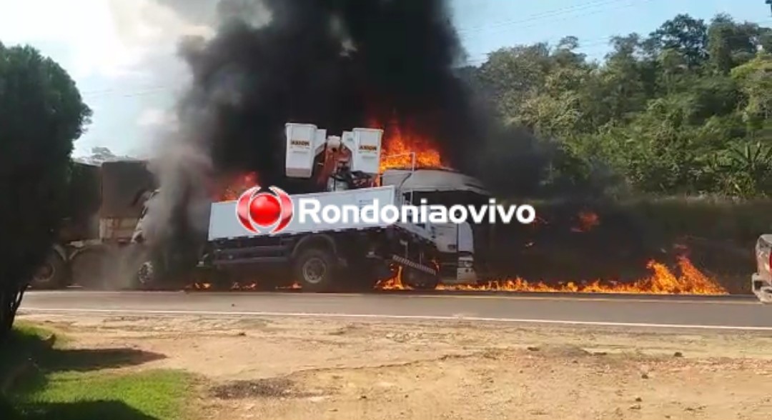 SINISTRO: Carreta e caminhão pegam fogo após batida frontal na BR-364