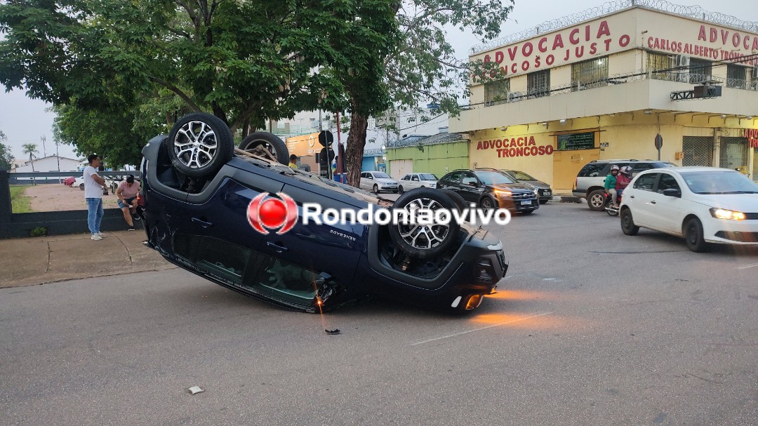 VÍDEO: Jeep Renegade capota após batida na Carlos Gomes