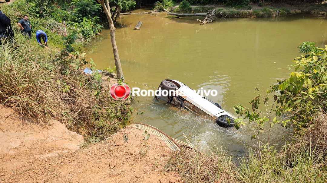 TRÁGICO: Motorista e passageiro morrem afogados após Celta capotar em igarapé