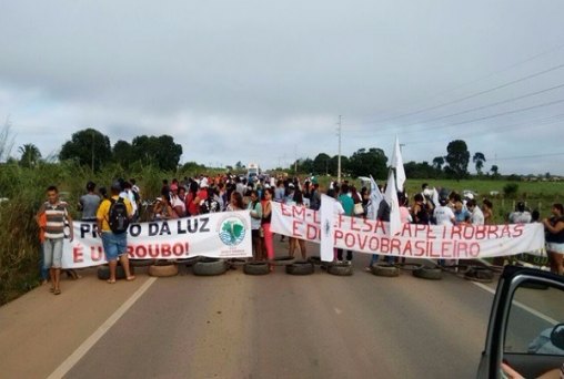 Manifestantes pró - Dilma bloqueiam BR 364 região de Candeias do Jamari  