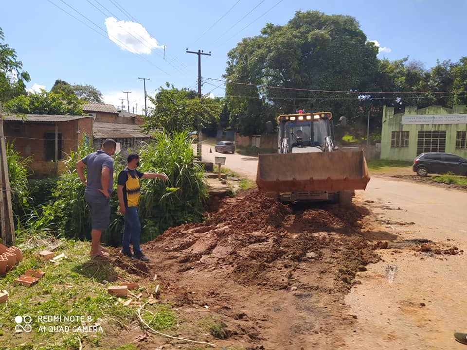 AREIA BRANCA: Atendendo pedido de Edevaldo Neves, prefeitura recupera parte de via principal 