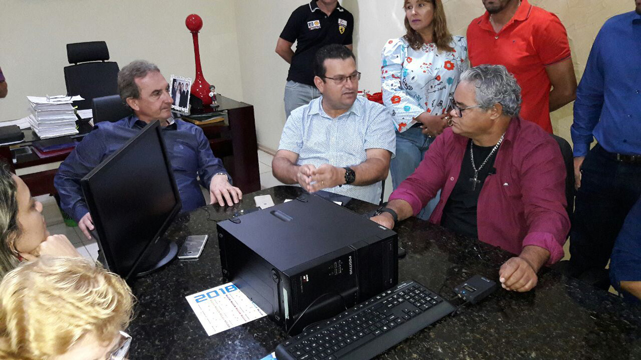 Ezequiel Júnior participa da entrega de equipamentos