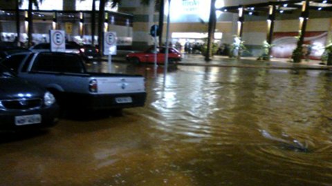 Porto Velho Shopping recebe nova condenação por veículo inundado em seu estacionamento