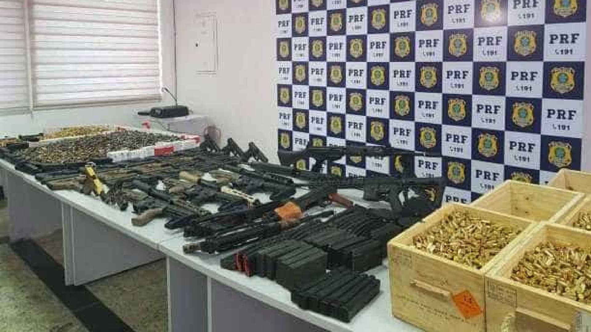 Polícia apreende 12 fuzis, 33 pistolas e 40 mil projéteis