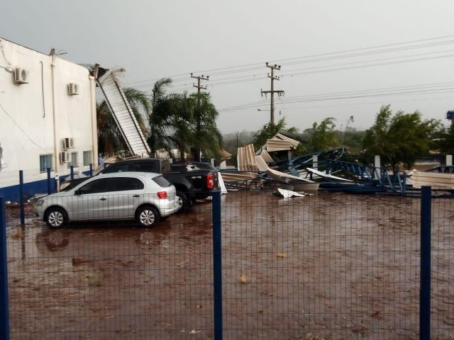 PREJUÍZOS: Tempestade derruba telhados de escolas e empresas em Rondônia