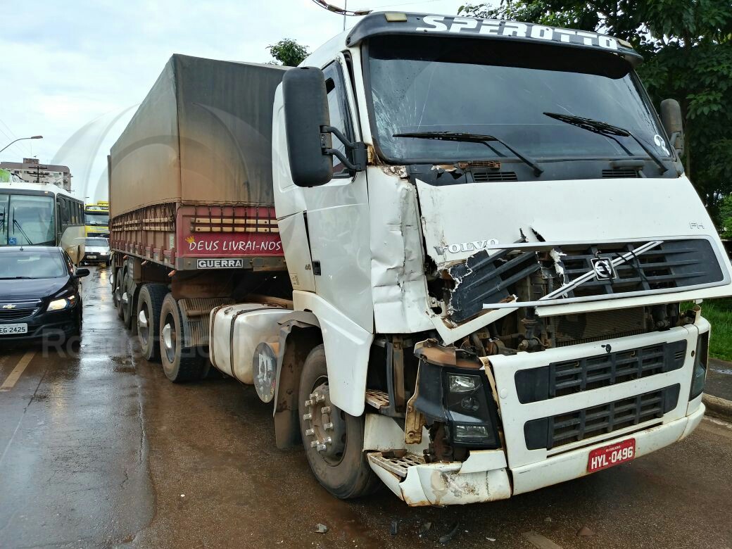 CAOS: Acidente entre carretas causa imenso congestionamento