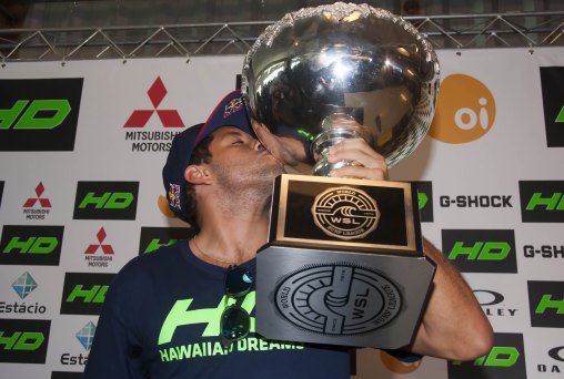 Campeão Mundial de Surf, Adriano de Souza ganha o SUV HPE-S