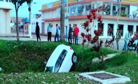 Ocupantes de carro escapam da morte ao caírem em vala na Jorge Teixeira
