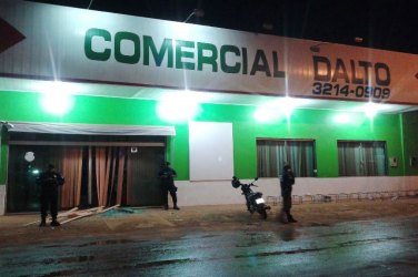 Bandidos tentam explodir caixa eletrônico em supermercado na capital