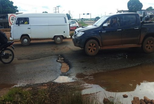 CAOS URBANO - Buracos atormentam motoristas na obra fantasma dos viadutos