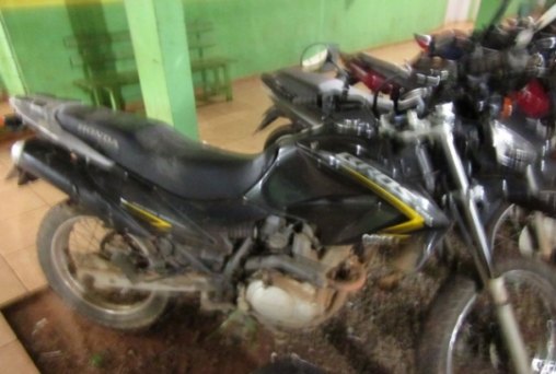 Policiais recuperam motos em embarcação sendo cruzada para a Bolívia