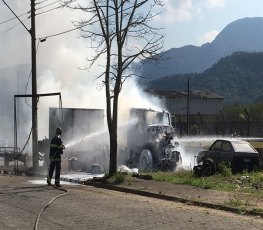 Mulher incendeia caminhão para se vingar de marido que a agredia