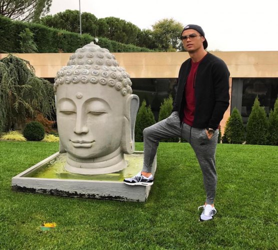 Imagem de Cristiano Ronaldo “pisando” em Buda causa revolta na internet