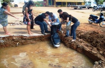 Pastor sem sorte se acidenta caindo dentro de uma fossa 