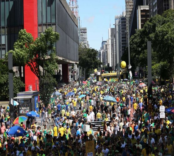 Em SP, manifestantes apoiam Lava Jato e gritam 