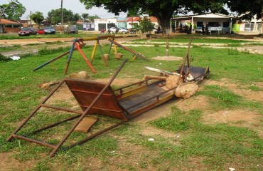 JEITO PT DE ADMINISTRAR – Presidente da associação do bairro Cohab Floresta retira brinquedos enferrujados de praça pública – FOTOS E VÍDEO