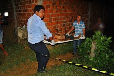 Trio armado invade residência, mata um e deixa outro baleado