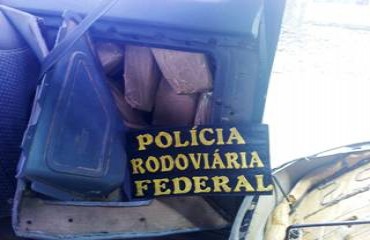 PRF apreende 15 Kg de cocaína que recheava partes internas de um automóvel