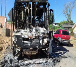 Ônibus de turismo é destruído por incêndio 