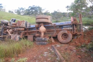 Caminhão tanque tomba e derrama todo o leite em córrego