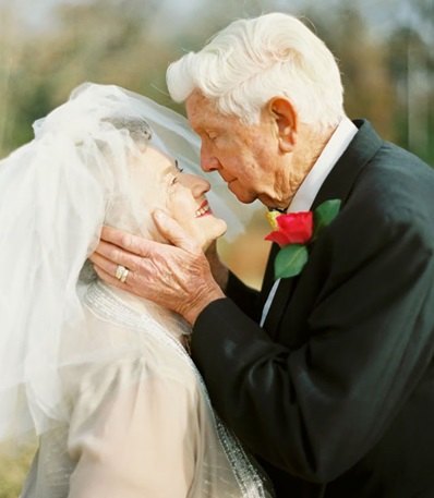 Idosos participam de sessão de fotos para comemorar 63 anos de casados
