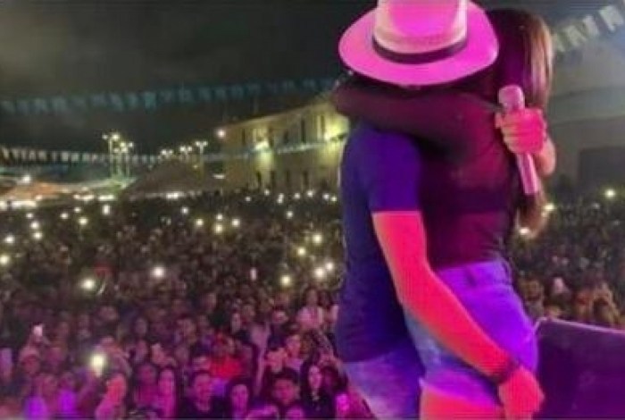 MEDO DO MARIDO: Cantor beija mulher casada em show e ela pede para apagar vídeo