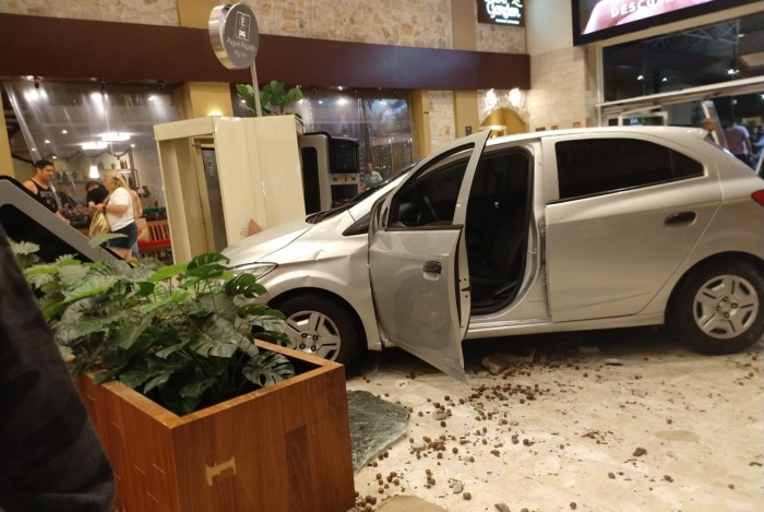 GRAVE: Homem sofre mal súbito, perde controle do carro e invade shopping