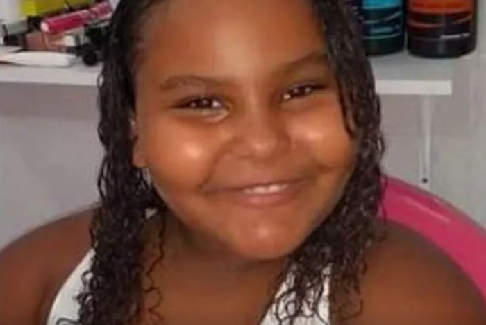 NÃO RESISTIU: Menina de 8 anos morre vítima de bala perdida no sofá de casa