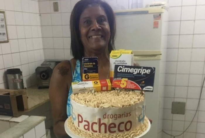 MUITA SAÚDE: Filha faz festa temática de farmácia para mãe com mania de doença