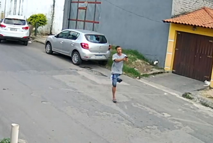 VÍDEO: Criminoso com apenas uma perna participa de assalto a carro