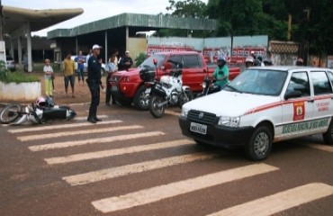 Acidente entre camionete e moto deixa trânsito congestionado