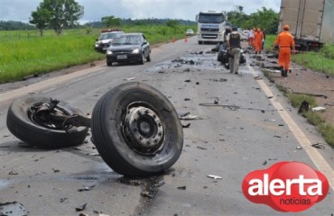 ARIQUEMES - Acidente envolvendo três carretas deixa dois mortos - Fotos