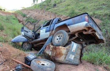 JARU - Caminhonete do DER trava direção e acaba caindo em ribanceira