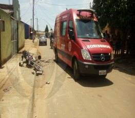 ALUCINADA: Adolescentes em moto sofrem grave acidente durante fuga