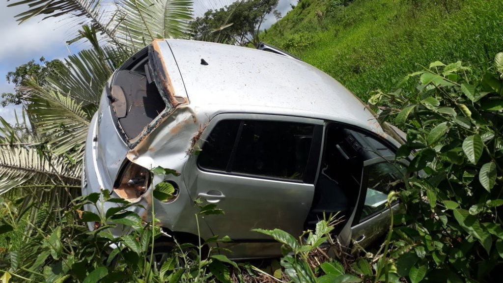 BURACO NA VIA: Condutora perde controle de veículo e cai em ribanceira