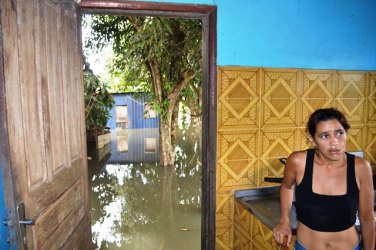 ALERTA - Rio Madeira avança em residências no bairro da Balsa - Fotos e Vídeo