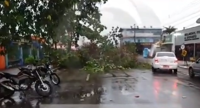 TEMPORAL: Forte chuva cai em Porto Velho e tumultua a manhã dos moradores