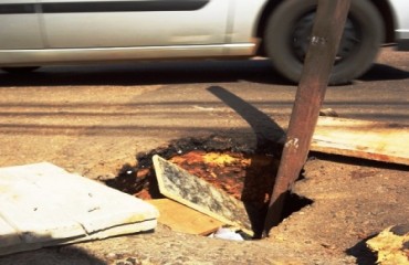 CENA DA CIDADE – Buraco em rua do centro da capital causa transtorno a motoristas