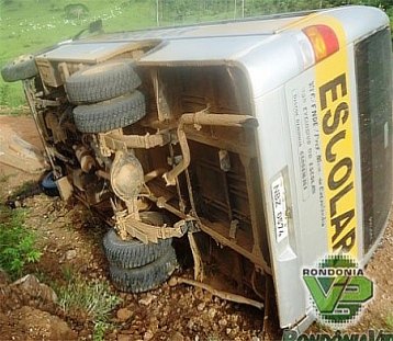 Em cinco dias, dois ônibus escolares tombam em Cacaulândia